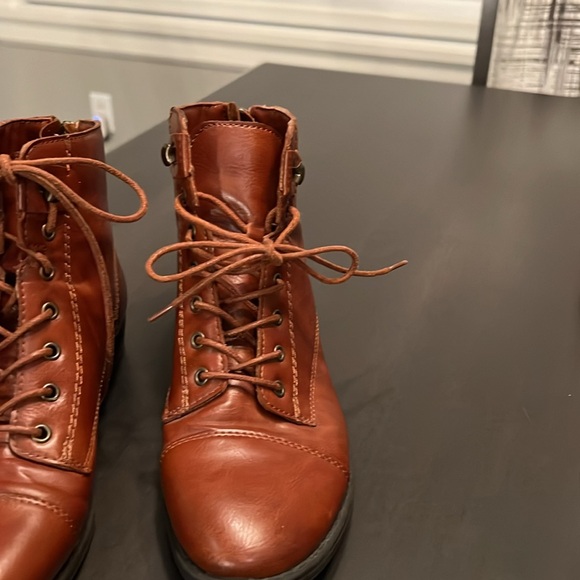 Bass booties in tan Color size 8 M. all vegan material looks like real leather - Picture 3 of 7